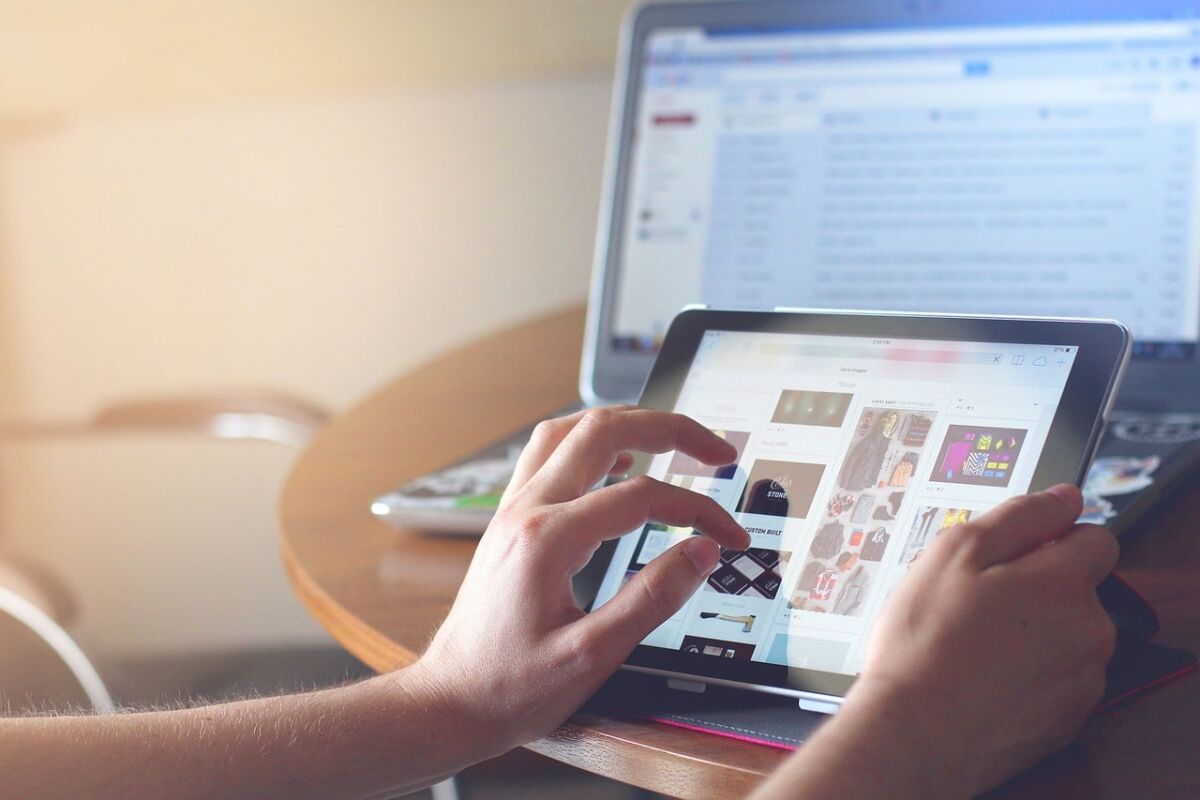 WordPress Gallery Plugin Comparison Illustration